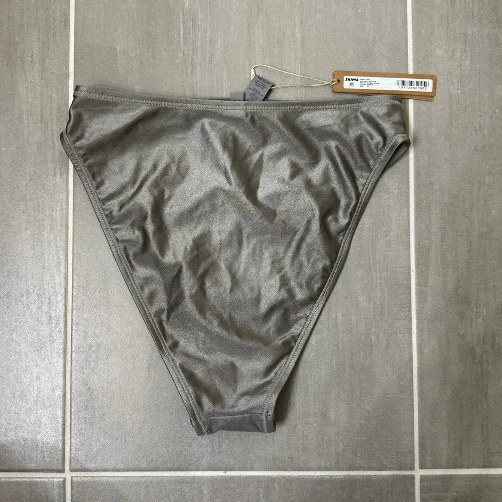 SKIMS SHINE SWIM MID WAIST BOTTOM SMOKE